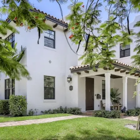 Villa Del Flamingo - Modern Living & Poolside Escape In Flamingo Park